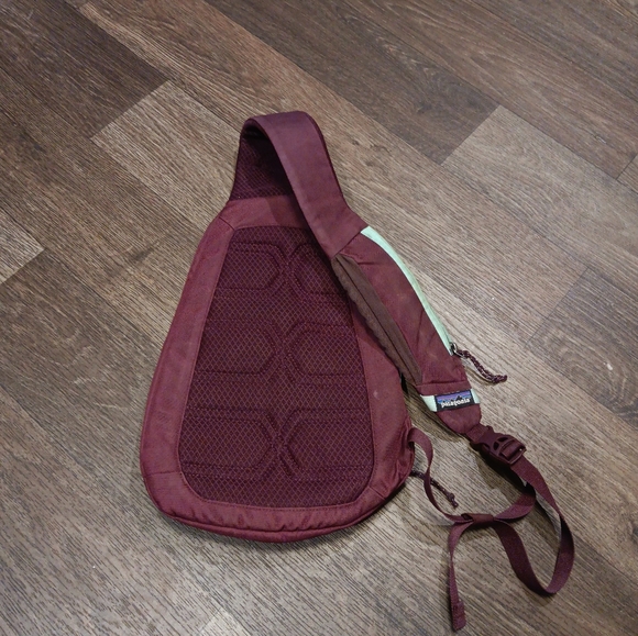 Patagonia Sling Crossbody Atom 8L Carry Pack Purple/Mint Green Bag - Picture 2 of 4